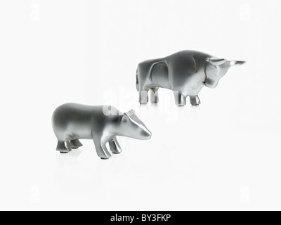 Studio shot di argento figurine di bull e bear Foto Stock