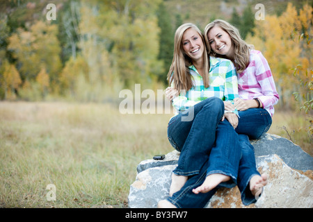 Stati Uniti d'America, Utah, Sundance, ritratto di due giovani donne seduta sul boulder Foto Stock