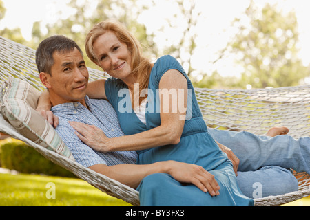 Stati Uniti d'America, Utah, Provo, Ritratto di sorridere coppia matura rilassante in amaca in giardino Foto Stock