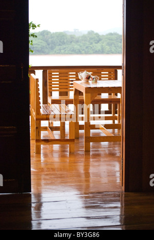 La veranda di una guest house rivolta verso il fiume Mekong nella città vecchia di Chiang Khan, Loei Foto Stock