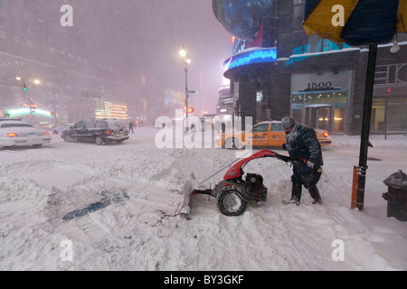Rimozione di neve durante la notte in Time Square durante il record della tempesta di neve nella città di New York nel Natale 2010 Foto Stock