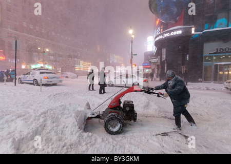 Rimozione di neve durante la notte in Time Square durante il record della tempesta di neve nella città di New York nel Natale 2010 Foto Stock
