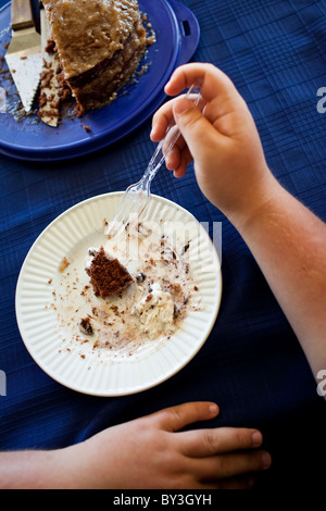 Hughson, California, Stati Uniti. Un adolescente obeso mangia un pezzo di tedesco torta al cioccolato. Foto Stock