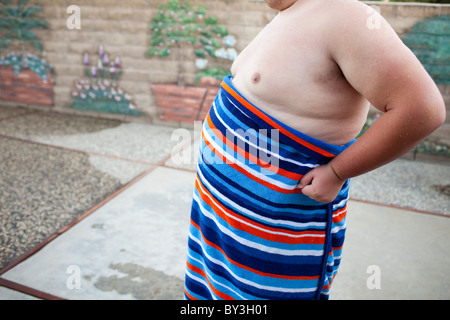 Hughson, California, Stati Uniti. Un obeso teen avvolto in un asciugamano. Foto Stock