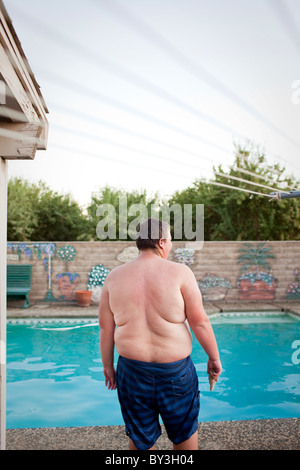 Hughson, California, Stati Uniti. Un obeso adolescente pende dalla piscina. Foto Stock