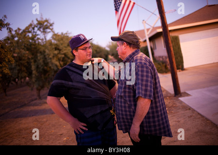 Hughson, California, Stati Uniti. Un obeso ragazzo adolescente riceve consigli da parte di un membro della famiglia. Foto Stock