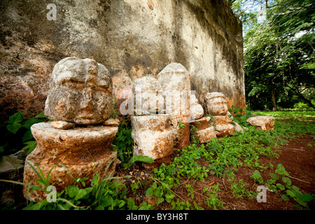 Le figure in stucco, PUCC rovine maya di LABNA, Yucatan, Messico Foto Stock