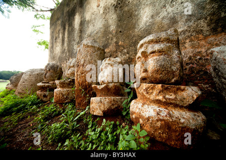 Le figure in stucco, PUCC rovine maya di LABNA, Yucatan, Messico Foto Stock