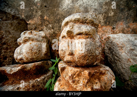 Le figure in stucco, PUCC rovine maya di LABNA, Yucatan, Messico Foto Stock