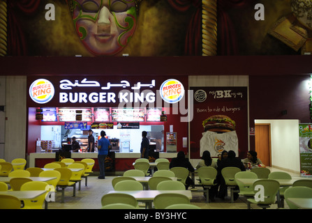 Villaggio Shopping Mall a Doha, in Qatar che assomiglia alla città di Venezia in Italia - Burger King ristorante Foto Stock