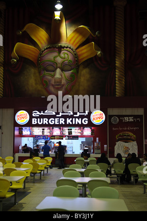 Villaggio Shopping Mall a Doha, in Qatar che assomiglia alla città di Venezia in Italia - Burger King Foto Stock