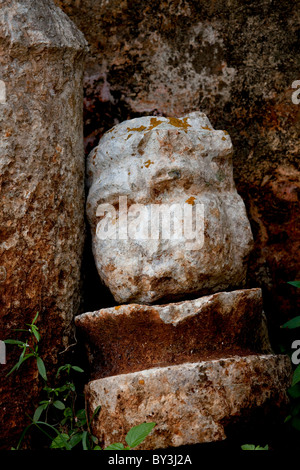 Le figure in stucco, PUCC rovine maya di LABNA, Yucatan, Messico Foto Stock