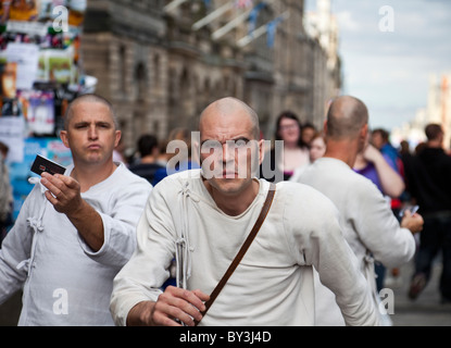 Les Argonautes esecutori Belga, promuovendo i loro show, Pas Perdus nel Royal Mile/High Street Edinburgh Fringe Festival Foto Stock