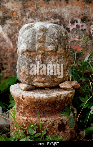 Le figure in stucco, PUCC rovine maya di LABNA, Yucatan, Messico Foto Stock