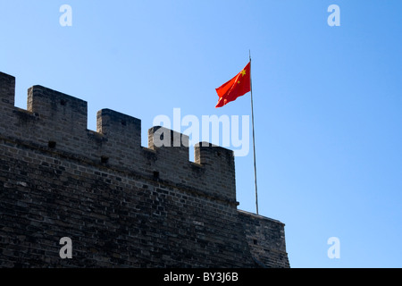 Antiche mura della città e la bandiera nazionale a Beijing in Cina Foto Stock