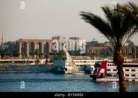 Aegypten ha, Luxor, Blick über den nullo von der Westbank, Kreuzfahrtschiff vor dem Luxor-Tempel Foto Stock