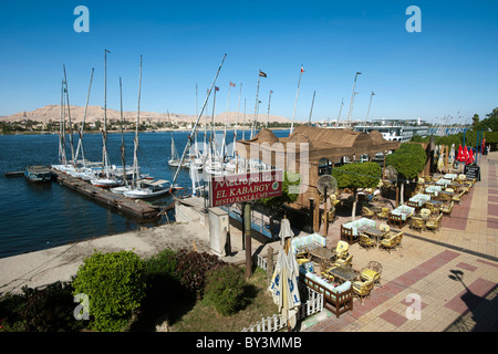 Aegypten ha, Luxor, Blick von der Corniche über Bootsanleger zur Westbank Foto Stock