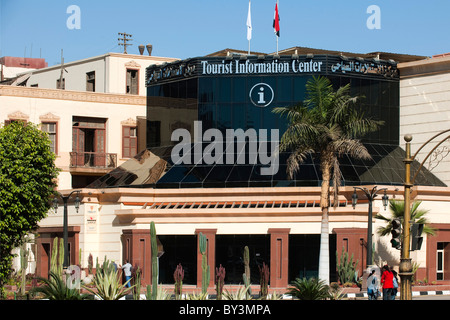 Egitto, Luxor, Centro informazioni turistiche di fronte alla stazione ferroviaria Foto Stock