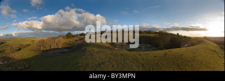 Panorama dei resti del neolitico miniere di selce a Cissbury Ring vicino a Worthing, West Sussex, Regno Unito Foto Stock