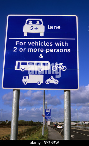 Alta occupazione della corsia del veicolo per due o più persone che viaggiano con lo stesso veicolo Leeds Yorkshire Regno Unito Foto Stock