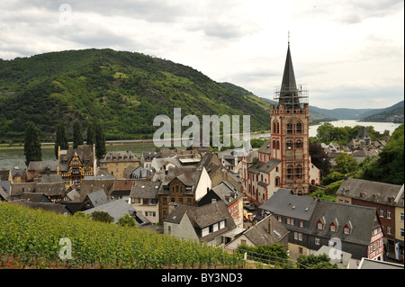 Vista verso la città di Bacharach e il fiume Reno in Germania Foto Stock