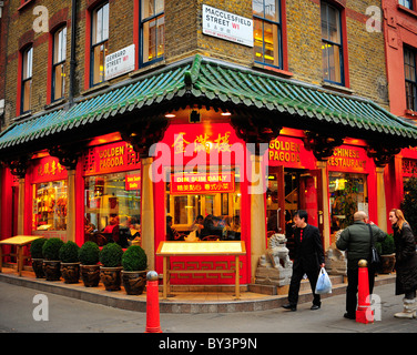 Golden ristorante Pagoda in China Town, Londra Foto Stock