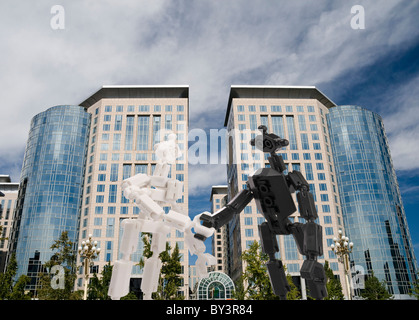 Mattoni giocattolo persone handshake su ufficio edificio sullo sfondo Foto Stock