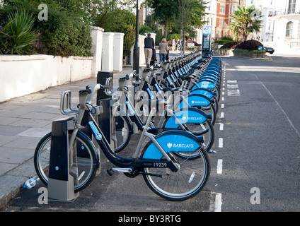 Biciclette in Notting Hill, parte della Barclays Cycle Hire condivisione bicicletta progetto varato a Londra nel 2010. Foto Stock