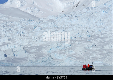 I turisti in un zodiac davanti di iceberg in Paradise Bay, Penisola Antartica, Antartide Foto Stock