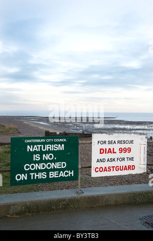 spiaggia segni avvertimento di pericoli della spiaggia Whistable Kent Inghilterra Foto Stock