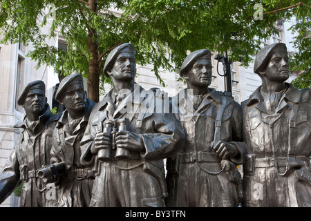 Scolpito da artista Vivien Mallock e visualizzati qui è il Royal reggimento serbatoio Memorial, situato in Whitehal corte di Westminster. Foto Stock