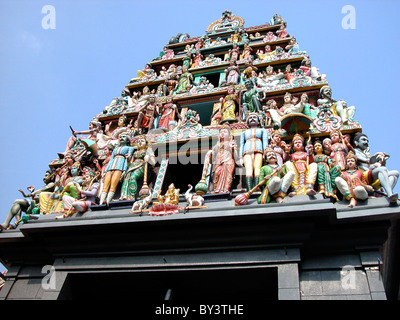 Dettaglio del tetto del Sri Veeramakaliamman tempio in Little India, Singapore Foto Stock