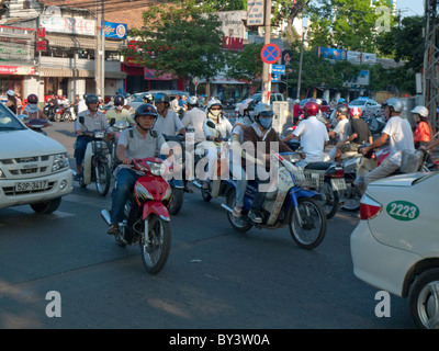 Il Vietnam, Hanoi, persone a cavallo scooters Foto Stock