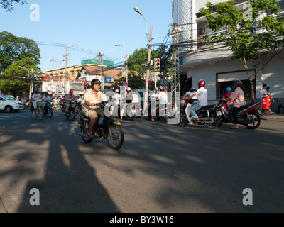 Il Vietnam, Hanoi, persone a cavallo scooters Foto Stock