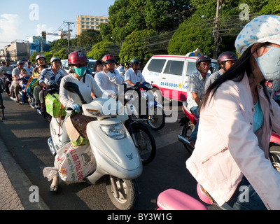 Il Vietnam, Hanoi, persone a cavallo scooters Foto Stock