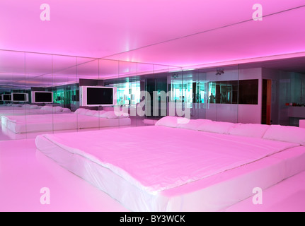 Appartamento Rosa con illuminazione in hotel ultra moderno, Antalya, Turchia Foto Stock