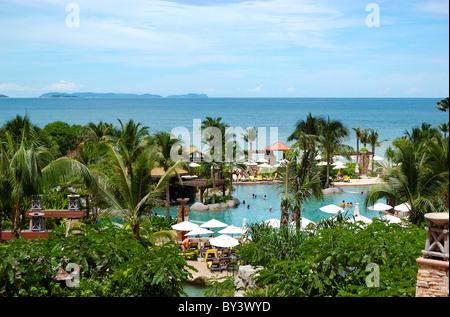 Spiaggia del moderno hotel di lusso, Pattaya, Thailandia Foto Stock