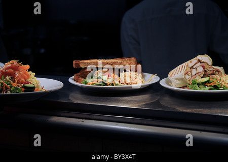 Un sandwich sul contatore pronto per essere servito presso un ristorante durante la colazione. Foto Stock