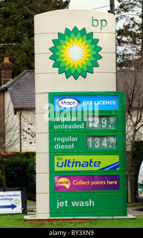 Strada dei prezzi del carburante sul display a BP Filling Station in Cadnam Hampshire Inghilterra meridionale Foto Stock