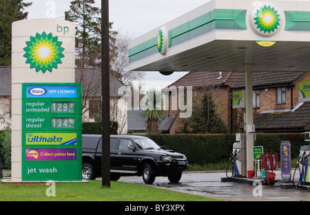 Strada dei prezzi del carburante sul display a BP Filling Station in Cadnam Hampshire Southern England Regno Unito Foto Stock