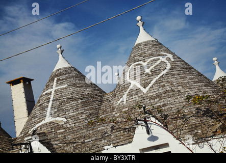 Dettaglio del classico italiano trulli con il segno sul tetto Foto Stock