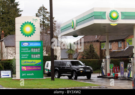 Strada dei prezzi del carburante sul display a BP Filling Station in Cadnam Hampshire Southern England Regno Unito Foto Stock