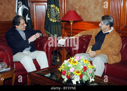 Governatore del Sindh, Dr.Ishrat-ul-Ibad Khan nell incontro con il Ministro Federale per il petrolio e risorse naturali, Syed Naveed Qamar Foto Stock