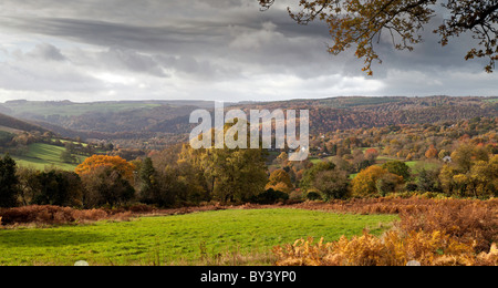 Vista su tutta la valle di WYE dal vicino HEWSFIELD COMUNE IN AUTUNNO Foto Stock