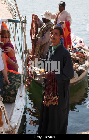 Barca-per-barca venditore, Nilo ad Aswan, Egitto 3 Foto Stock