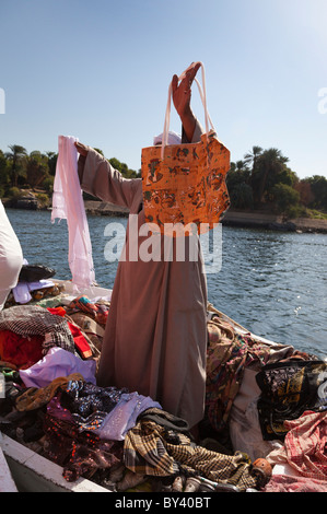 Barca-per-barca venditore, Nilo ad Aswan, Egitto Foto Stock