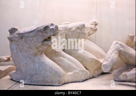 Antiche statue greche nella metropolitana di Atene Foto Stock