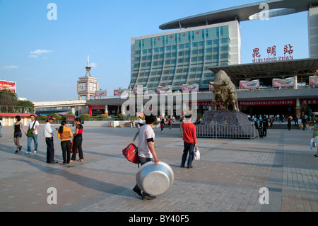 Cina i lavoratori migranti dalla campagna in arrivo a Kunming stazione ferroviaria della provincia dello Yunnan Foto Stock