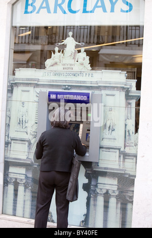 Il cliente a decorate bancomat Banca di Lisbona Foto Stock