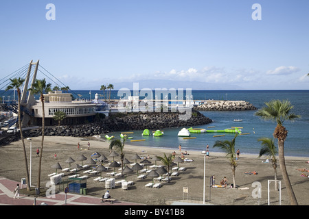 Playa Torviscas con ingresso del porto di Puerto Colon in Playa de las Americas, Tenerife, Isole Canarie, Spagna Foto Stock